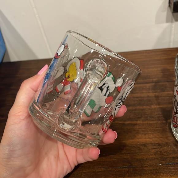 (2) Vintage Looney Tunes Christmas Glass Mugs - Picture 10 of 15